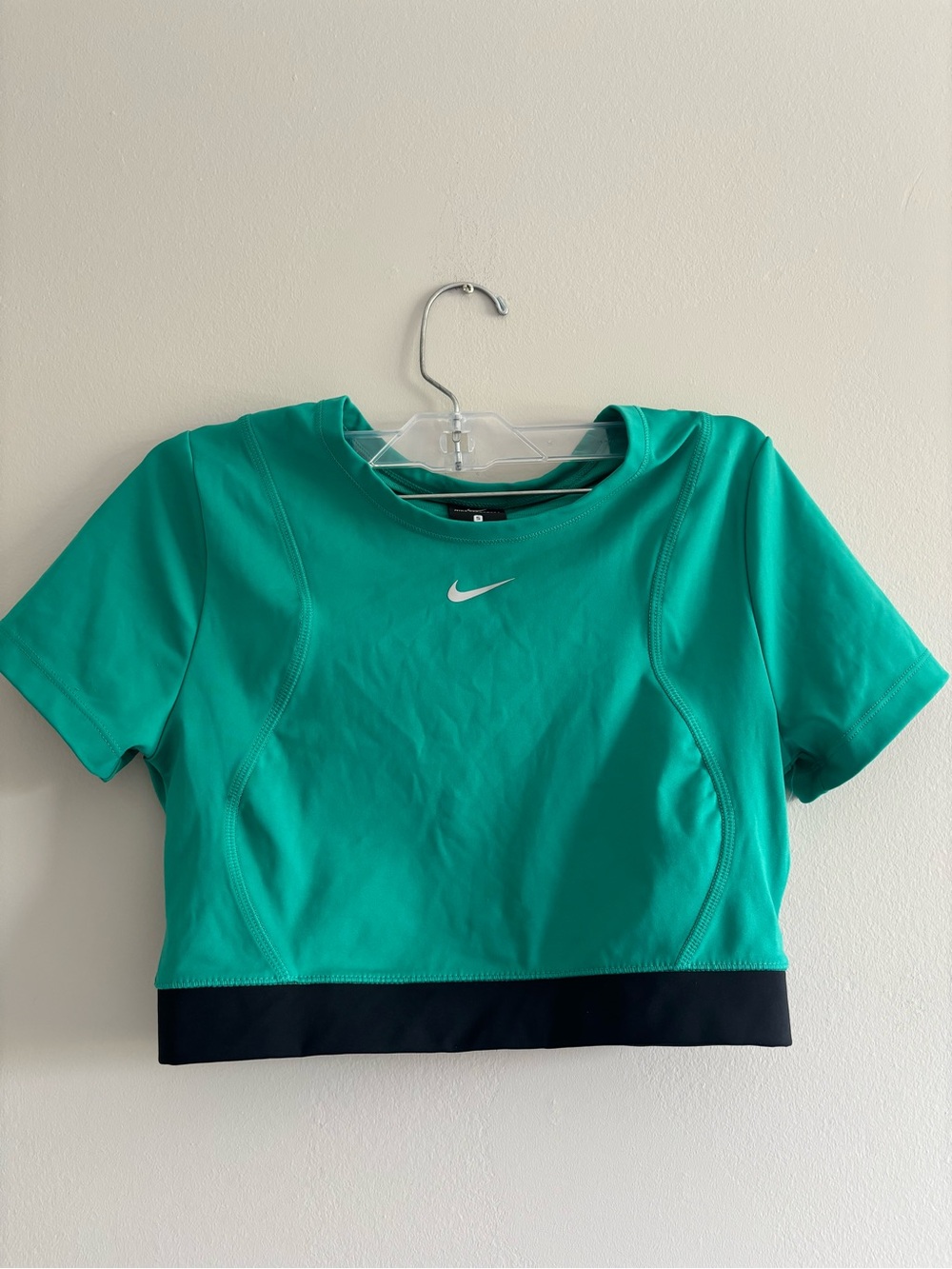 Nike AeroAdapt cropped training top with a black banded hem